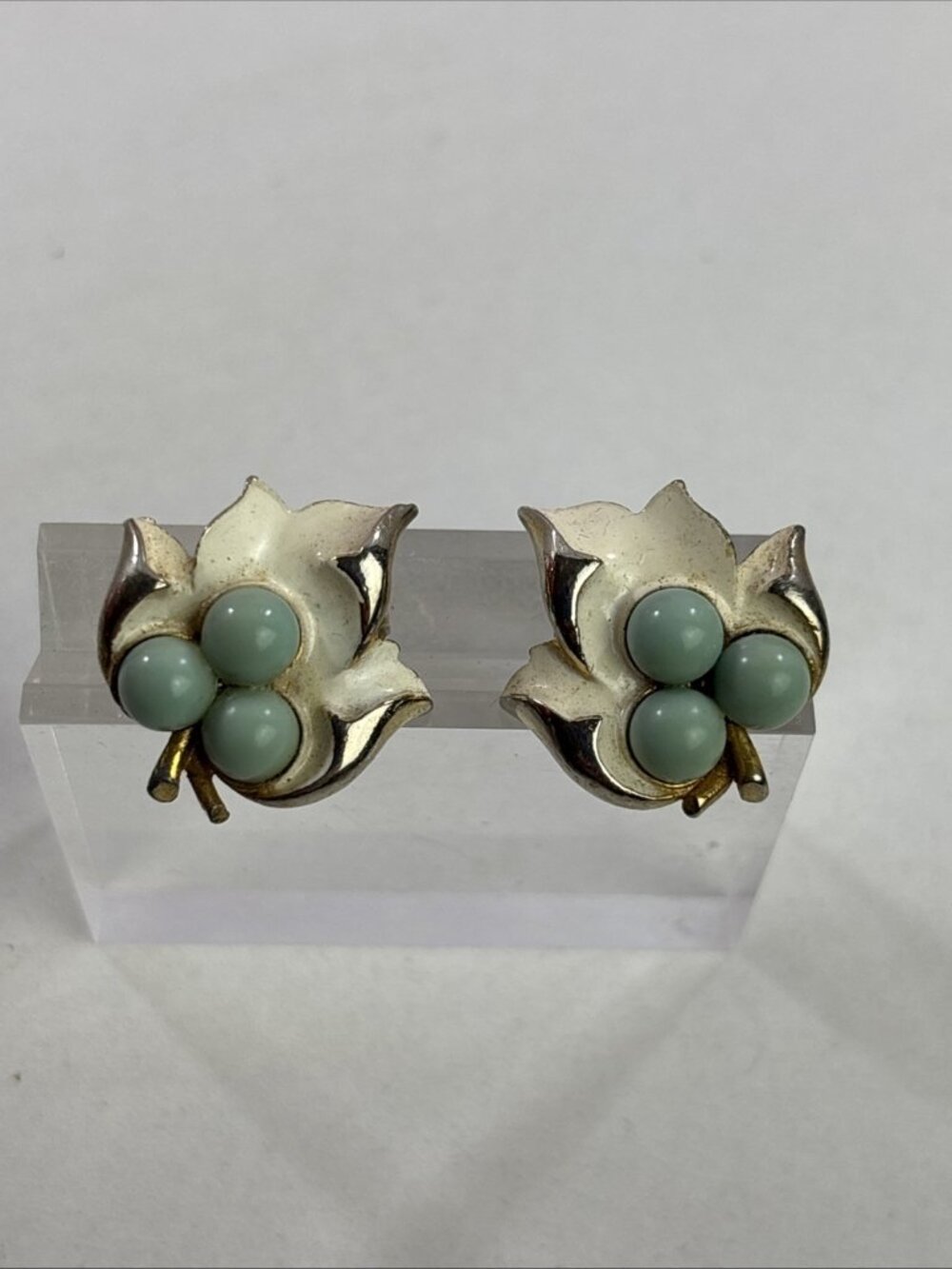 VTG SIGNED SARAH COV Coventry Clip on white blue green shades gold tone Earrings